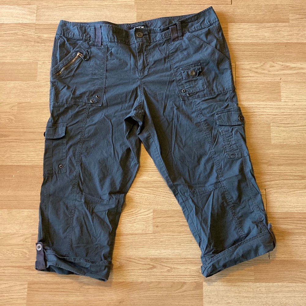 Apt 9 cargo capri pants